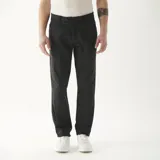 Pantalón chino Wrangler de corte slim fit, color negro, confeccionado en algodón con elastano.