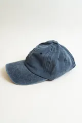 Gorra con visera de estilo desgastado, confeccionada en tela de algodón con efecto lavado en color bordó.