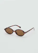 Gafas de sol ovaladas con montura de carey y lentes marrones. Fabricadas con residuos reciclados de policarbonato.