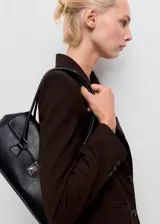 Chaqueta de traje color marrón oscuro, con cuello de solapa, cierre frontal de dos botones y bolsillos con solapa en los laterales.