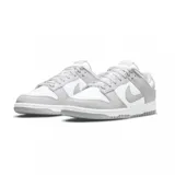Championes Nike Dunk Low Retro, modelo de corte bajo con diseño bicolor en blanco y gris claro. Confeccionados con paneles de cuero, presentan el icónico swoosh lateral y suela de goma con patrón de tracción circular.