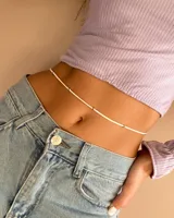 Cadena para el cuerpo color blanco con cuentas plateadas.