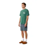 Remera de algodón color verde con pequeño estampado tipográfico en el pecho.
