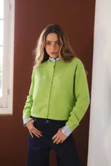 Cárdigan rojo tejido con lurex, con cuello redondo y cierre frontal con botones.