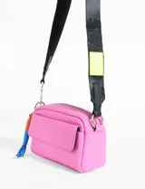 Bandolera mini color amarillo pastel, con bolsillo frontal y correa de cinta negra regulable.