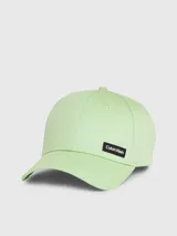 Gorra de sarga color verde menta con visera curva y parche engomado con el logo de Calvin Klein en la parte frontal. Cuenta con cierre ajustable en la parte trasera.