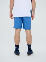 Short de baño de secado rápido, color azul, con cordón ajustable en la cintura, bolsillos laterales y el escudo del Club Nacional de Football junto al logo de Umbro bordados en las piernas.
