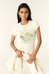 Remera crop de manga corta color crema, con cuello redondo y estampado de inspiración californiana.