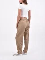 Pantalón de vestir negro, de corte recto, con cintura elástica ajustable con cordón y bolsillos laterales.