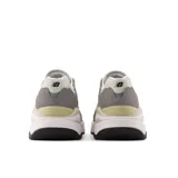 Championes urbanos New Balance modelo 5740, color gris con detalles en celeste y blanco, confeccionados en gamuza y malla, con logo "N" característico en los laterales y entresuela blanca.