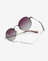 Gafas de sol unisex con montura plateada redonda y lentes degradadas de color uva.