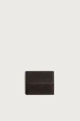 Billetera de piel con acabado en serraje color marrón oscuro, de diseño compacto con detalle de costura horizontal en el centro. Cuenta con compartimento para billetes, ranuras para tarjetas y monedero con cierre de clip.