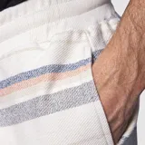 Short de gabardina O'Neill modelo Bavaro Stripe de diseño a rayas horizontales en tonos beige, gris y naranja, con bolsillos laterales y parche de la marca en el bajo.
