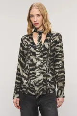 Camisa de viscosa con estampado animal print tipo zebra en tonos negros y grises, con diseño de cuello con lazo integrado, alforzas frontales con volados y mangas largas.