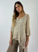 Top de tejido crochet color beige, con escote en V y mangas 3/4.