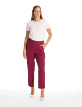 Pantalon de corte relajado color beige, con cintura plana en el frente y elástica en la parte posterior. Presenta pierna de corte recto, bolsillos laterales diagonales y bolsillos traseros simulados.
