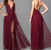 Vestido largo de tul color bordó con escote en V profundo, tirantes finos cruzados en la espalda y falda con doble tajo lateral.