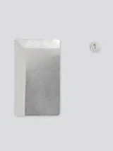 Par de aros asimétricos plateados. Uno es un botón pequeño y el otro es un prisma rectangular.