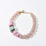 Collar corto con cuentas de vidrio color rosa pálido y cuentas de resina color verde agua y rosa.