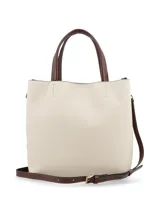 Cartera de cuero color crema con detalles en marrón oscuro, asas de mano y correa ajustable para hombro. Cuenta con un pequeño logo metálico en la parte inferior frontal.