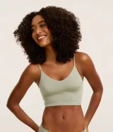 Soutien top alargado color verde claro, confeccionado en poliamida texturizada sin costuras, con breteles finos ajustables y sin copa.