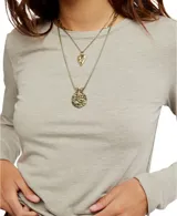 Remera de manga larga color gris oscuro, con cuello redondo y terminaciones al corte. Está confeccionada en una mezcla de algodón orgánico y reciclado, ofreciendo un calce entallado y cómodo.