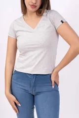 Remera blanca de cuello en V y mangas cortas.