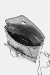 Bolso formato bandolera de material sintético con acabado metálico plateado. Presenta un diseño de solapa frontal con un cinturón decorativo que se cierra con una hebilla metálica en forma de corazón. Incluye un asa bandolera fina de cadena y un bolsillo interior con cierre.
