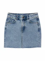 Minifalda de denim color celeste con lavado ácido, tiro medio y ruedo deshilachado. Cuenta con bolsillos delanteros y presillas para cinto.