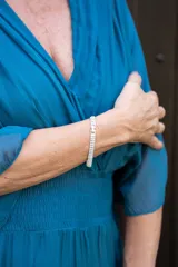 Pulsera de eslabones plateados con dos hileras de strass brillante, cierre tipo caja.