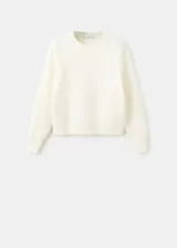 Sweater de punto color blanco marfil, con cuello redondo y manga larga, de diseño clásico y holgado.