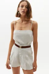 Short de lino 100% orgánico color natural, de cintura alta con tablas que le dan un calce holgado. Posee bolsillos laterales y cierre frontal con gancho metálico.