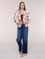 Blazer entallado de corte formal y estructurado, confeccionado en algodón con elastano. Presenta solapa clásica, cierre frontal con un botón a tono, bolsillos falsos tipo ojal en la cintura y mangas largas de corte recto. Cuenta con un diseño estampado floral en tonos rojo, bordó y amarillo sobre base blanca.