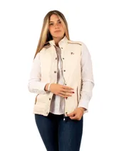 Chaleco beige capitoneado con cierre frontal y cuello alto.