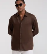 Camisa de hombre Marfinno de corte relaxed, confeccionada en 100% lino en color marrón. Presenta cuello inglés, manga larga y cierre frontal abotonado.