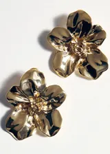 Aros dorados con diseño tridimensional en forma de flor y acabado metálico brillante.
