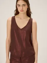 Top de lino con acabado metalizado, color bordó, de corte holgado y escote en V.