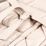 Campera puffer larga de diseño acolchado con cuello alto y capucha integrada. Presenta cierre frontal en diagonal, bolsillos laterales con botones y cinturón ajustable a la cintura. Cuenta con puños elastizados para mayor protección contra el frío.