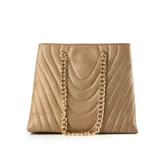 Cartera tipo tote de diseño acolchado en color taupe, confeccionada en símil cuero. Presenta costuras decorativas en forma de V, doble asa de cadena metálica dorada y una correa larga regulable y extraíble. Incluye cierre principal y logo de la marca grabado en el frente.