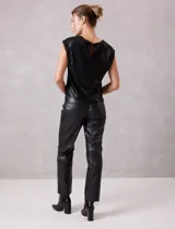 Pantalón recto de eco cuero marca Sound Style, con pretina, pasadores, cierre y botón frontal. Presenta bolsillos simulados en la parte delantera y bolsillos aplicados en la parte trasera.