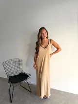 Vestido largo blanco con estampado de lunares negros, escote en V y tirantes finos.