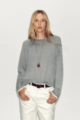 Jersey de punto verde militar con efecto doble, escote redondo y mangas largas con detalles en blanco en el cuello, puños y ruedo.