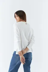 Remera de manga larga color verde agua con estampado frontal y logo en grifa de cuero.