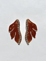 Aro dorado con forma de hoja y detalle de strass.