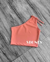 Top rosado con un solo hombro y tiras finas para atar.