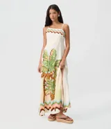 Vestido largo midi de color marfil con estampado tropical de palmeras y animales, breteles finos ajustables, escote recto y tajo lateral en la falda.