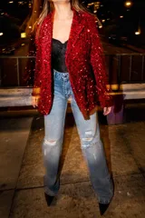 Blazer negro con lentejuelas, de corte recto y mangas largas.