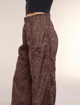 Pantalón wide leg animal print, de tiro medio con pretina ancha elastizada, bolsillos frontales y cierre con broche interno.