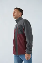 Campera polar para hombre de corte recto, con cuello alto, cierre frontal completo, bolsillos laterales con cierre y logo estampado en el pecho.