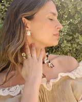 Anillo dorado con diseño irregular que simula un pétalo.